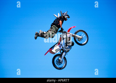 Motocross stunt azione contro il cielo blu Foto Stock