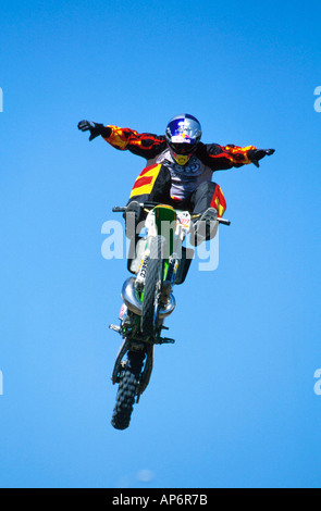 Motocross stunt azione contro il cielo blu Foto Stock