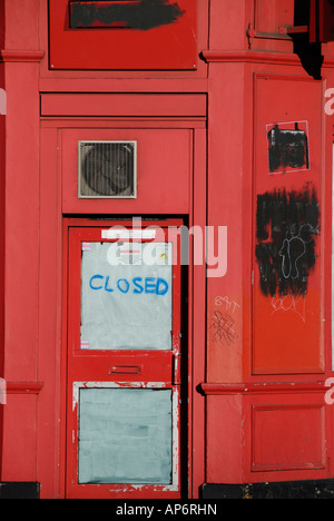 Abbandonato il negozio con segno di chiusura della porta Foto Stock