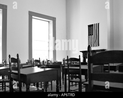 La riproduzione auletta scuola con banchi di antiquariato Foto Stock