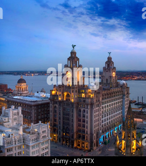 Vista serale di edifici di fegato Liverpools sul famoso lungomare con il fiume Mersey dietro Foto Stock