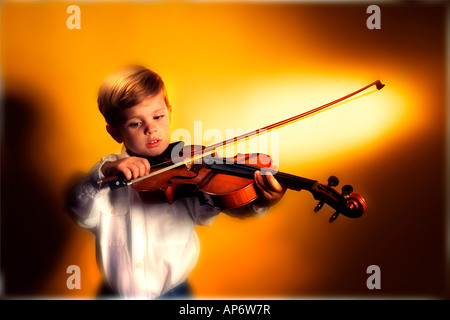 Ragazzo suona il violino Foto Stock