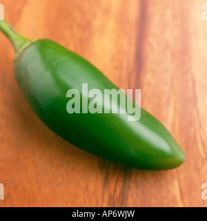 Tutto unico peperoncino jalapeno su una superficie di legno Foto Stock