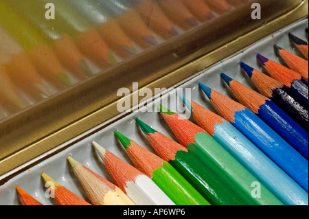 Affilare matite colorate nel loro box Foto Stock