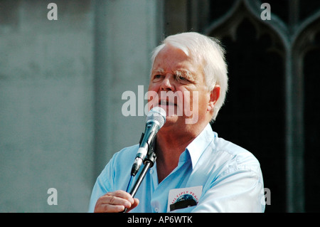 Bruce Kent tiene un discorso alle proteste contro la guerra. Agosto 2006 Foto Stock