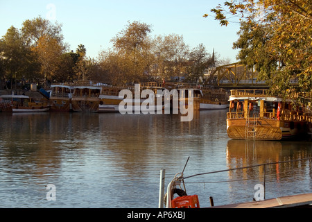 Manavgat Fiume con imbarcazioni turistiche Foto Stock