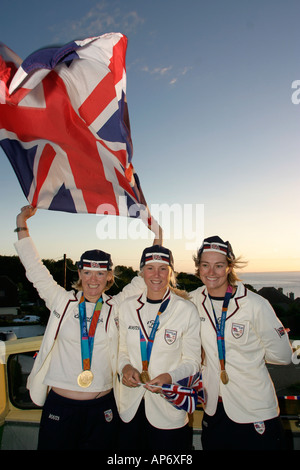 Shirley Robertson Sarah Ayton Sarah Webb Yngling medaglia d'oro tornando a Cowes Isle of Wight England Regno Unito Foto Stock