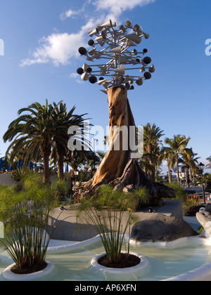 Scultura dell'artista Cesar Manrique del tronco di un albero con pale eoliche presso il Lido San Telmo o Costa Martianez in Puerto de la Cruz Foto Stock