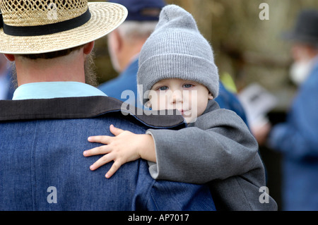 Un ragazzo molto giovane Amish con il suo vero contadino papà Nel Fascino Ohio USA Foto Stock