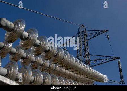 Una tensione elevata elettricità pilone portante le linee di alimentazione e i cavi per il National Grid Nazionali netwoks industriale mostra isolatore Foto Stock