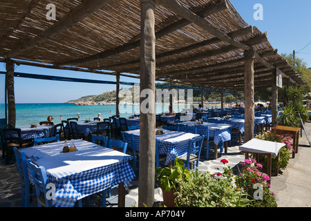 Taverna sulla spiaggia, Almeritha (o Almerida, Almiridha, Almirida, Almyrida), Baia di Souda, vicino a Chania, Creta, Grecia Foto Stock