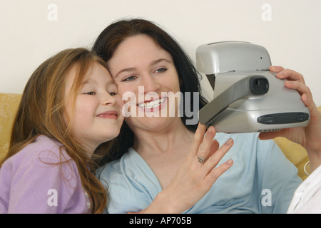 Madre e figlia di fotografare sé stessi Foto Stock