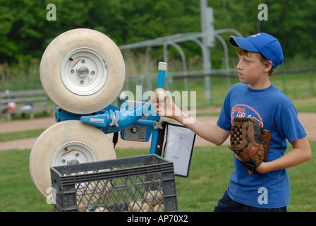 Azione di baseball con una sfera automatica macchina di beccheggio Foto Stock