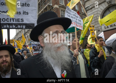 Neturei Karta Rabbi passeggiate a fronte di Al Quds giorno rally a condannare il sionismo e la chiamata per la libertà per la Palestina. Foto Stock