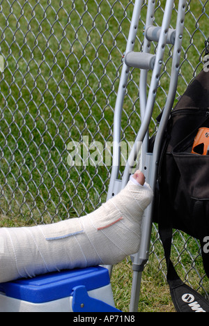 Femmina lettore softball distorsioni della caviglia sport da lesioni dovute a giocare a baseball Foto Stock