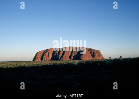 Una vista di Ayers Rock o Uluru in th Outback del Territorio del Nord Foto Stock