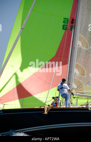 L'annuale gara di barche a vela tra Port Huron e l'isola di Mackinac Michigan richiede il lavoro di squadra Foto Stock
