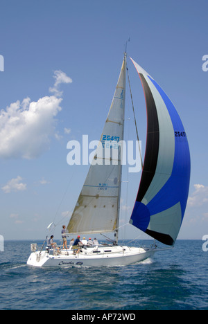 L'annuale gara di barche a vela tra Port Huron e Isola di Mackinaw Michigan richiede il lavoro di squadra Foto Stock