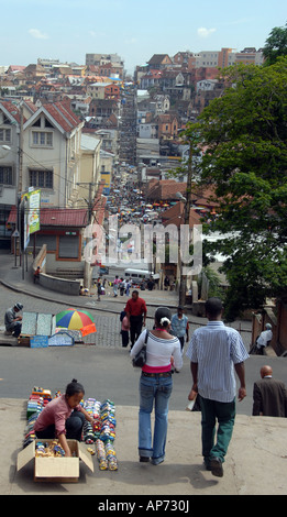 Gli operatori sui passi nel centro del Madagascan città capitale, Antananarivo, Tana Foto Stock