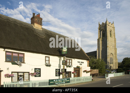 Pub inglese Ingham Swan e la chiesa di Santa Trinità Norfolk Regno Unito Settembre Foto Stock