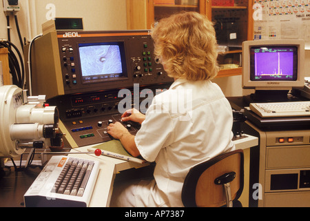 La donna nel laboratorio di ricerca con microscopio elettronico a scansione e x ray Analyser Foto Stock