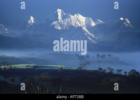 Villaggio himalayano nella nebbia mattutina sotto Annapurnas in Nepal Foto Stock