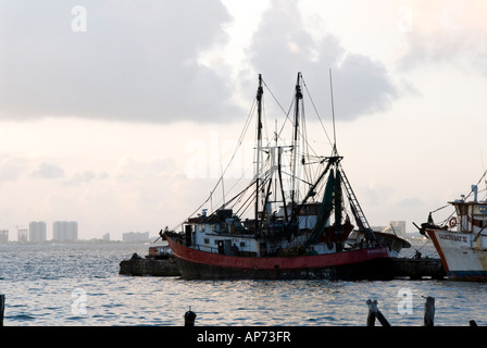Una vecchia nave arrugginita Foto Stock