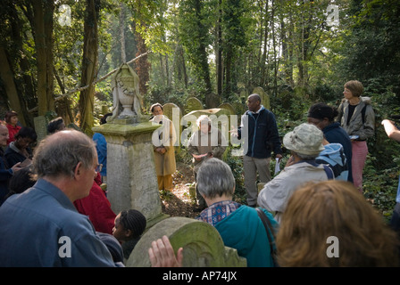 Arthur Torrington colloqui presso la tomba di Joanna Vassa, figlia di Olaudah Equiano, nel Parco di Abney cimitero, Londra Foto Stock