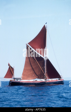 Il 1900 spritsail Ironsides chiatta ora utilizzato per il charter vela visto qui off Weymouth Dorset in Inghilterra, Regno Unito Foto Stock