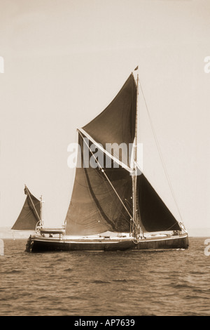 Il 1900 spritsail Ironsides chiatta ora utilizzato per il charter vela visto qui off Weymouth Dorset in Inghilterra, Regno Unito Foto Stock