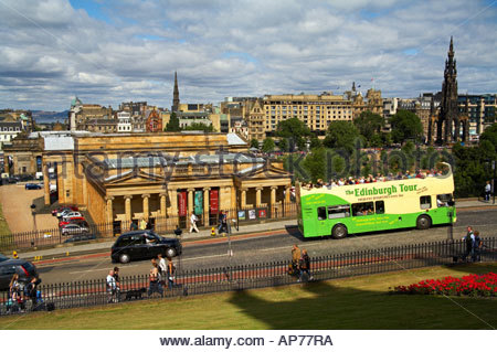 Un autobus turistico verde sulla Montagnola, Edimburgo in Scozia Foto Stock