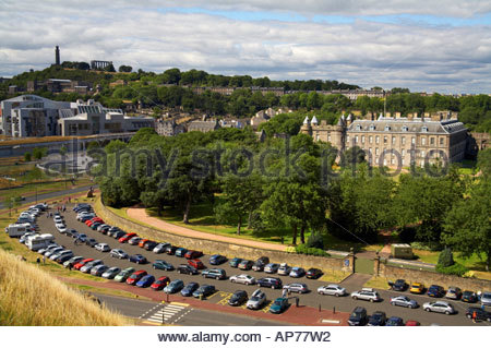 L'Holyrood Palace, il parlamento scozzese e Calton Hill Edinburgh Scozia Scotland Foto Stock