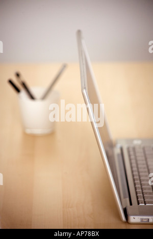 Penne porta penna sulla scrivania in ufficio Foto stock - Alamy