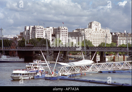 Edificio di Shell con Hungerford Bridge sul fiume Tamigi, London, England, Regno Unito Foto Stock