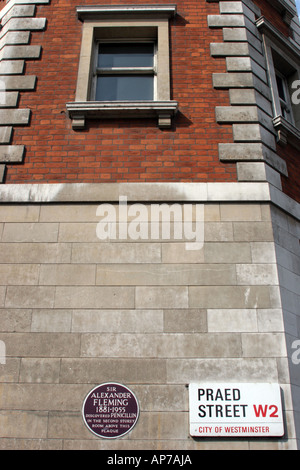 La placca commerating Sir Alexander Flemming alla scoperta della penicillina e Praed Street cartello stradale su St Mary's Hospital di Paddington Foto Stock