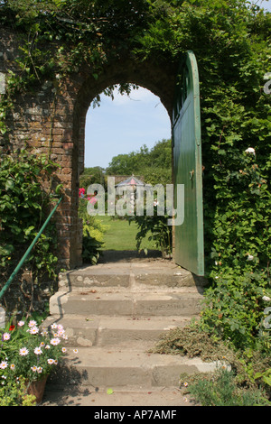 Attraverso la porta verde a Hartland Abbey Gardens nel nord-ovest del Devon Foto Stock