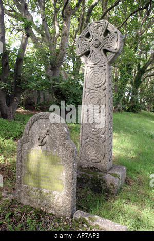 Pietre tomba nel piccolo cimitero di Morwenstow chiesa parrocchiale in North Cornwall, vicino al confine con il Devon Foto Stock