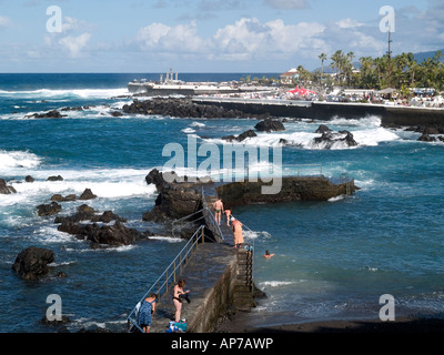 I bagnanti in mare roccioso a Playa de San Telmo Puerto de la Cruz Tenerife Foto Stock