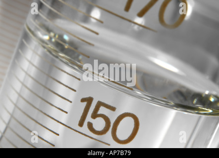 Un liquido trasparente in un laboratorio cilindro di misurazione Foto Stock
