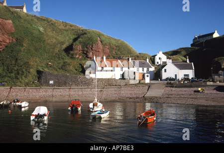 Pennan è un piccolo villaggio di pescatori sulla costa nord di Aberdeenshire in Scozia Foto Stock