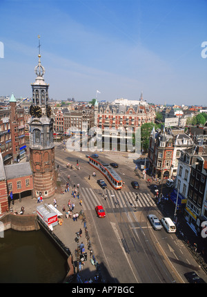 Tram e il traffico a Muntplein Munttoren sotto la torre di menta in Amsterdam Foto Stock