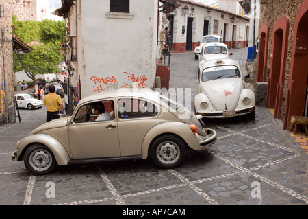 Una fila di Volkswagen i taxi sono in attesa di fare un giro nelle strette strade di Taxco Messico Foto Stock