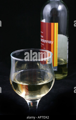 Vino bianco con un bicchiere Foto Stock