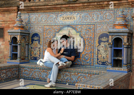 Giovani innamorati al Plaza de Espana in Siviglia in Spagna Foto Stock