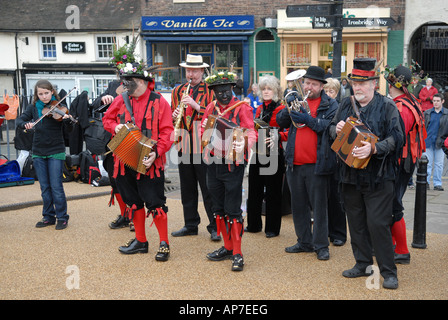 Gli Ironmen e Severn Gilders che si esibiscono di colore nero sull'Ironbridge Shropshire Foto Stock