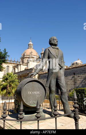 Tio Pepe statua e Cattedrale di Jerez de la Frontera in Spagna Foto Stock