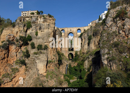Il diciottesimo secolo Puente Nuevo bridge Ronda in Andalusia Spagna Foto Stock