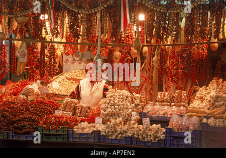 Vari dadi, gords, peperoni, paprikas e schiaccia al Mercato Centrale a Budapest Ungheria Foto Stock