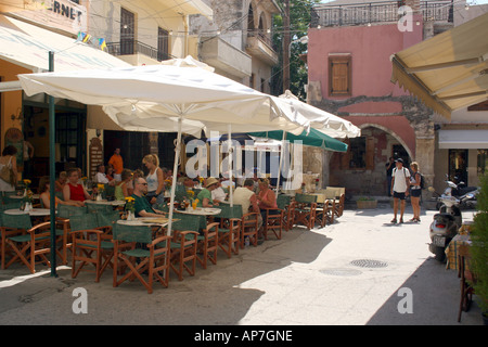 L'ombra di una taverna in una tranquilla strada secondaria nel centro storico della città di Rethymnon. Creta. Isola greca. L'Europa. Foto Stock
