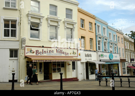 Vista dei dipinti colorati edifici di Belsize Village, Belsize Park, Londra, Inghilterra Foto Stock